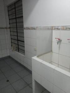 Bilik mandi di Casa 3 Dormitorios Sala Comedor Cocina Baño Patio