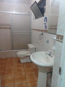 Bilik mandi di Casa 3 Dormitorios Sala Comedor Cocina Baño Patio