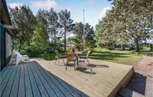 eine Terrasse mit Stühlen und einem Tisch auf einer Terrasse in der Unterkunft Three-Bedroom Holiday Home In Martofte in Martofte