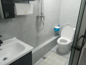 Huangtuhe窑屋民宿的带淋浴、马桶和水槽的浴室