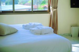 a bed with two folded towels on top of it at Goodtimeบึงโขงหลง in Ban Don Klang