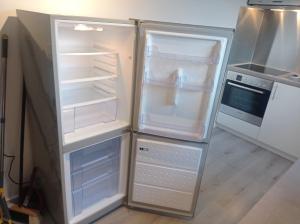un réfrigérateur vide avec sa porte ouverte dans une cuisine dans l'établissement Work and Stay Sundern-Allendorf Modernisierte Unterkunft mit 5 Betten plus Schlafcouch mit Balkon, à Allendorf