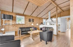Η κουζίνα ή μικρή κουζίνα στο Awesome Home In Juelsminde With Sauna