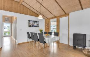 Μια τηλεόραση ή/και κέντρο ψυχαγωγίας στο Awesome Home In Juelsminde With Sauna