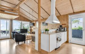 Η κουζίνα ή μικρή κουζίνα στο Awesome Home In Juelsminde With Sauna +18 φωτογραφίες