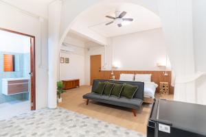 เตียงในห้องที่ Baan Old Town Boutique Stay, Phuket Town