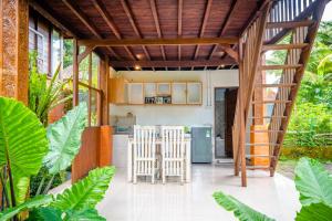 an outdoor kitchen with a wooden pergola at Ubud Sawah Scenery Villa and Homestay in Tegalalang