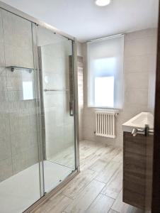 ein Badezimmer mit Glasdusche und Waschbecken in der Unterkunft Casa moderno en Renedo de Pielagos in Renedo de Piélagos