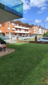 einem Park mit einer Bank vor einem Gebäude in der Unterkunft Casa moderno en Renedo de Pielagos in Renedo de Piélagos