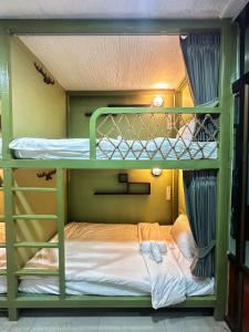 Postel nebo postele na pokoji v ubytování Beach Yard Hostel