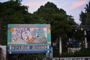 a sign that says welcome to isneysneys rooms at Spiros Rooms in Panormos Skopelos