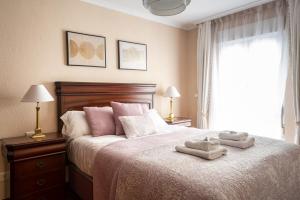een slaapkamer met een bed met twee handdoeken erop bij Apartamento en el centro in Santander