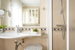 een badkamer met een wastafel en een spiegel en een douche bij Apartamento en el centro in Santander +15 foto's