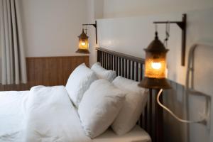 เตียงในห้องที่ Baan Old Town Boutique Stay, Phuket Town