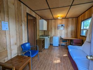 un soggiorno con un divano e un tavolo di Tiny Wood Cottage 21 a Wasaga Beach