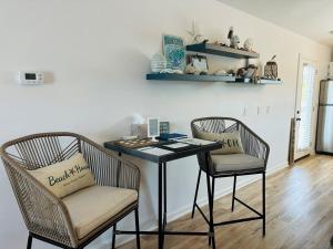 霍尔顿海滩Blue Crab Cottage home的一张桌子和两把椅子 更多36张照片
