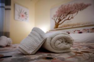 - une serviette blanche sur le lit dans l'établissement Balconcino sugli Ulivi, à Noto