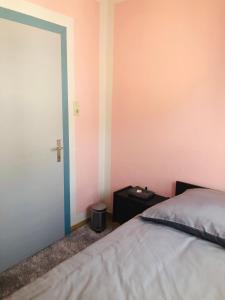 Postel nebo postele na pokoji v ubytování Holmes Café & Pension