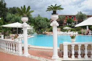 Bazén v ubytování Hotel Villa Pigalle nebo v jeho okolí