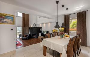 Istumisnurk majutusasutuses 4 Bedroom Beautiful Home In Opatija