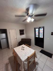 a living room with a table and a ceiling fan at Apartamento Río Nazas Planta Alta in Matamoros