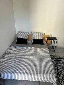Ένα ή περισσότερα κρεβάτια σε δωμάτιο στο Hébergement Studio