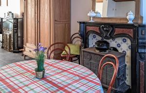 Kuchyň nebo kuchyňský kout v ubytování Cozy Home In Oostvleteren With Wifi