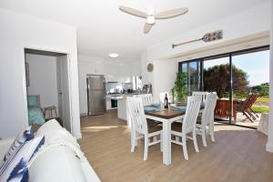 Beach Stayz Semaphore Three Bedroom Apartment的厨房或小厨房