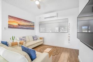 Beach Stayz Semaphore Three Bedroom Apartment的电视和/或娱乐中心