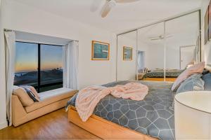 Port AdelaideBeach Stayz Semaphore Three Bedroom Apartment的一间带床和大窗户的卧室