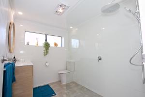 Beach Stayz Semaphore Three Bedroom Apartment的一间浴室