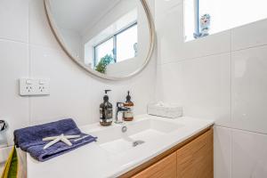 Beach Stayz Semaphore Three Bedroom Apartment的一间浴室