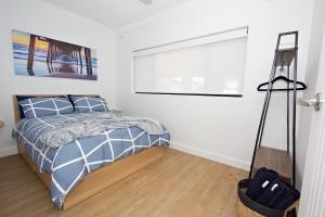 Beach Stayz Semaphore Three Bedroom Apartment客房内的一张或多张床位