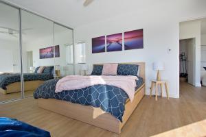 Beach Stayz Semaphore Three Bedroom Apartment客房内的一张或多张床位