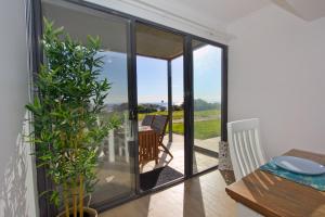 Beach Stayz Semaphore Three Bedroom Apartment的阳台或露台