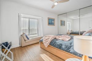 Port AdelaideBeach Stayz Semaphore Three Bedroom Apartment的带床和镜子的卧室