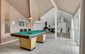 einem Billardtisch in der Mitte eines Zimmers in der Unterkunft Cozy Home In Væggerløse With Sauna in Bøtø By