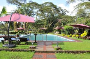 Piscina de la sau aproape de Lake Naivasha Sopa Resort