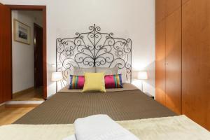 Cama ou camas em um quarto em PORTAL DEL ANGEL Barcelonastuff Apartments