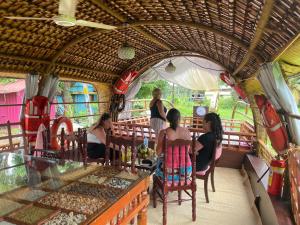 Thara's Houseboat餐厅或其他用餐的地方