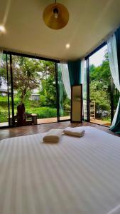 Ban Mae Sapok Noi3pok-Riverside maewangjinxiang的一间卧室，有一张大床，上面有两个枕头