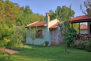 a small house with a garden and a patio at Dalya Life in Göcek