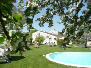 un giardino con piscina e una casa di Le Clos du Plantis a Sonnac