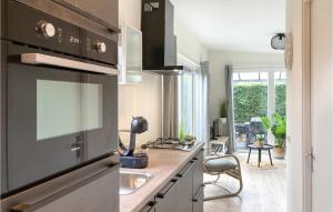 Η κουζίνα ή μικρή κουζίνα στο 2 Bedroom Stunning Home In Heinkenszand