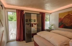 una camera da letto con due letti e una finestra di Garten Appartement Harmony a Finkenstein am Faaker See