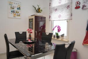 a dining room with a table and chairs and a window at Küstenliebe Cuxhaven 1 in Cuxhaven