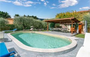 Bazén v ubytovaní Awesome Home In Camaiore With Wifi alebo v jeho blízkosti
