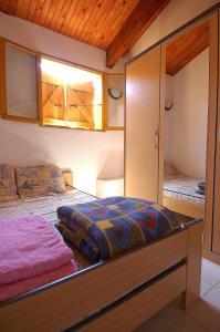 um pequeno quarto com uma cama e uma janela em Residence I Delfini em Tiuccia