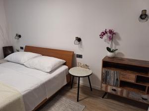 Ένα ή περισσότερα κρεβάτια σε δωμάτιο στο Casa Bianca Apartman Dramalj +39 φωτογραφίες