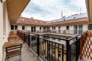 un balcón vacío de un edificio con bancos en Citystay, en Budapest